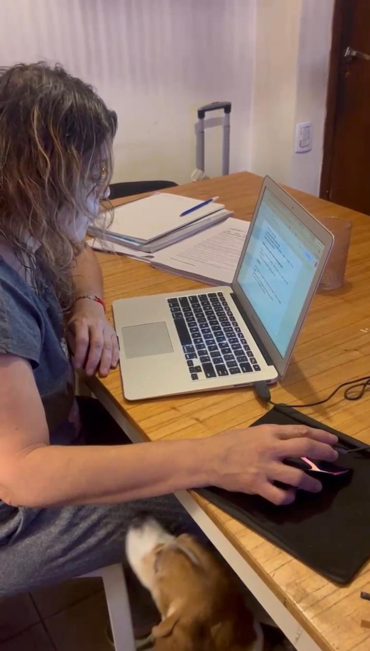 Ceci preparando el workshop online sobre costos y rentabilidad en cerámica